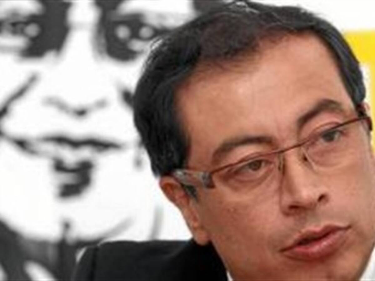 Premio 'Defenzoor' del año al alcalde de Bogotá, Gustavo Petro