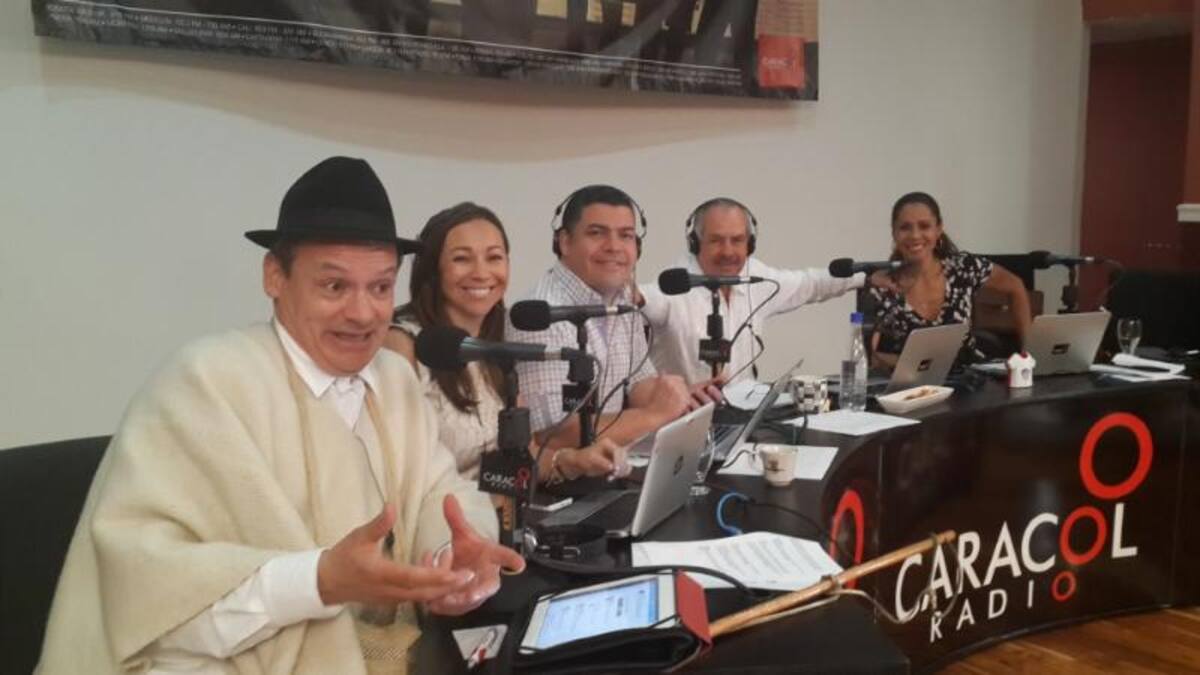 Darío Arizmendi y su equipo desde la heroica, mostrando lo mejor de la ciudad y sus gentes. Foto: Caracol Radio.