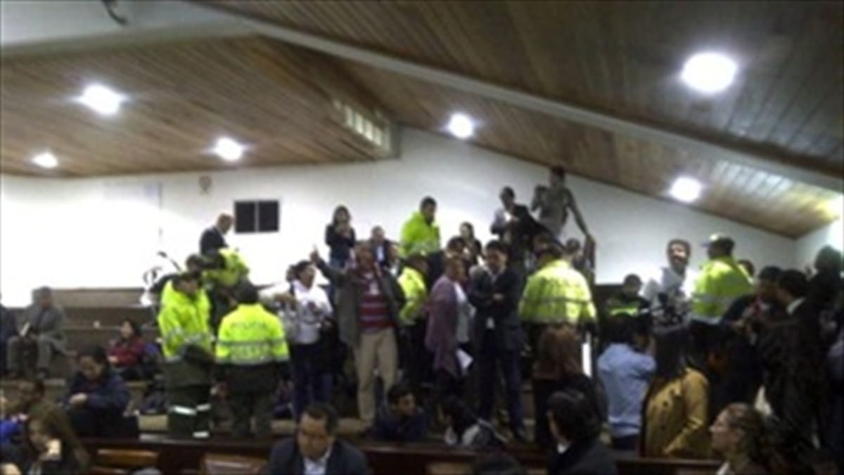 Choque entre concejales y barras generó incidente en el Cabildo Distrital