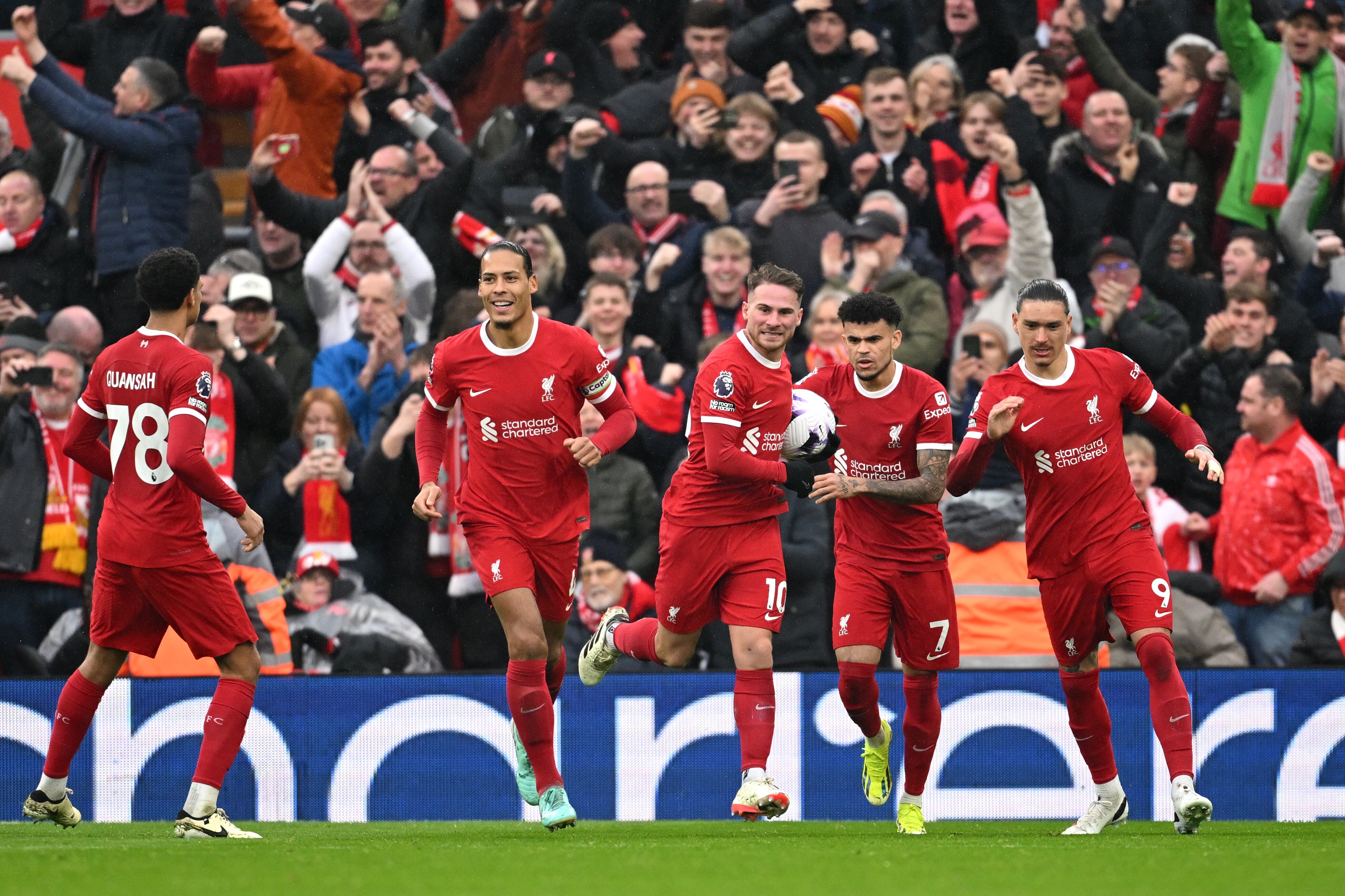Luis Díaz y sus compañeros festejan una anotación del Liverpool. (Photo by Michael Regan/Getty Images)