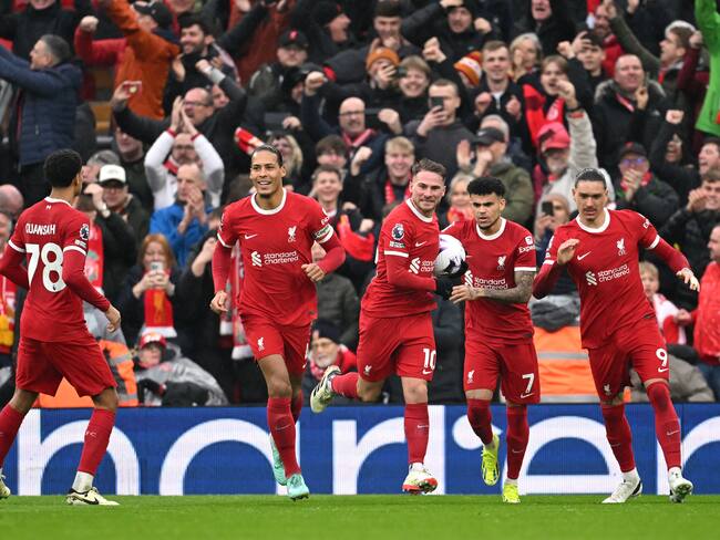 Luis Díaz y sus compañeros festejan una anotación del Liverpool. (Photo by Michael Regan/Getty Images)