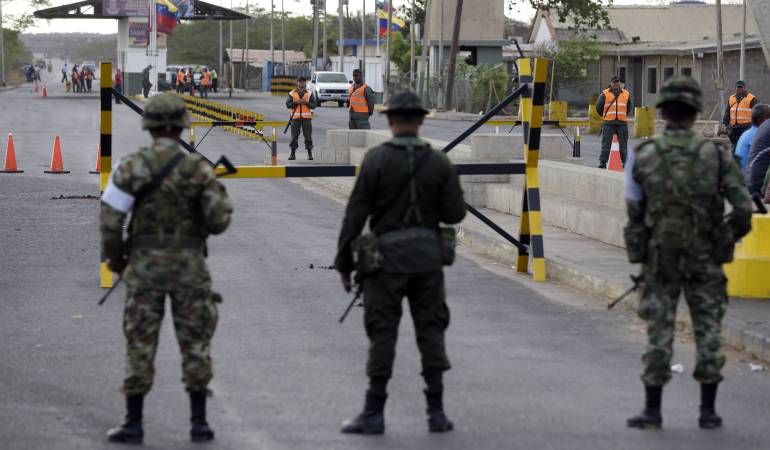 Militares de guardia en la frontera entre Colombia y Venezuela
