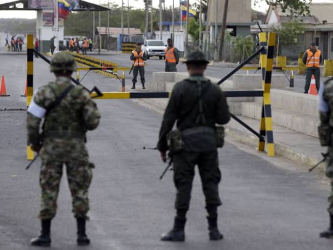Militares de guardia en la frontera entre Colombia y Venezuela