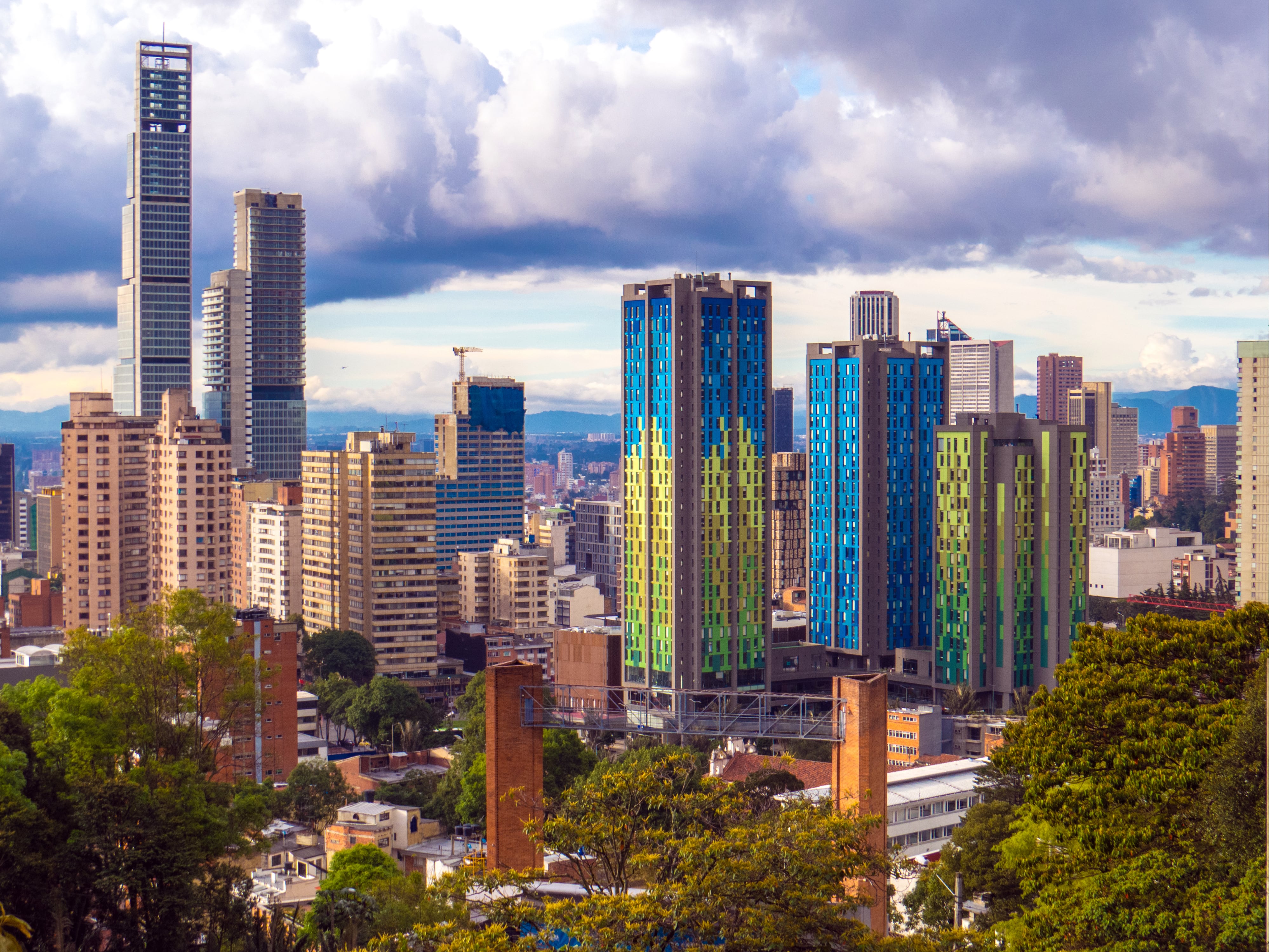 Panorámica de Bogotá, Colombia, con algunos de los edifcios más grandes del país.