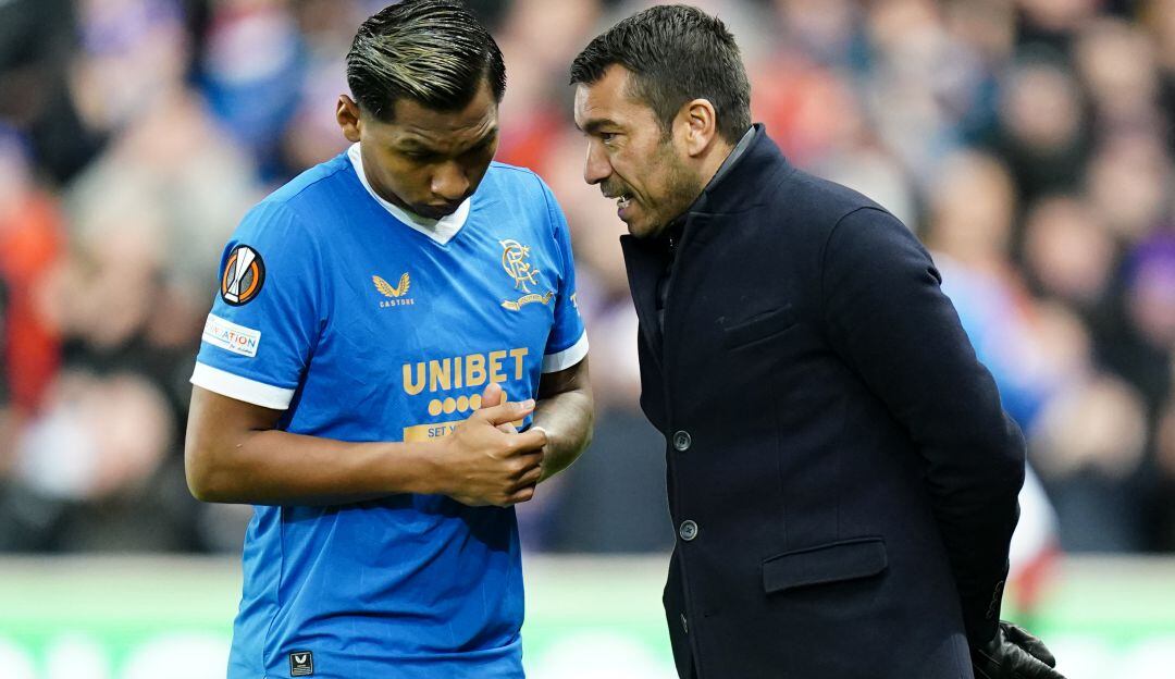 Alfredo Morelos recibe instrucciones de van Bronckhorst en un partido de la temporada pasada.