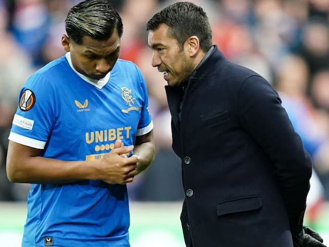 Alfredo Morelos recibe instrucciones de van Bronckhorst en un partido de la temporada pasada.