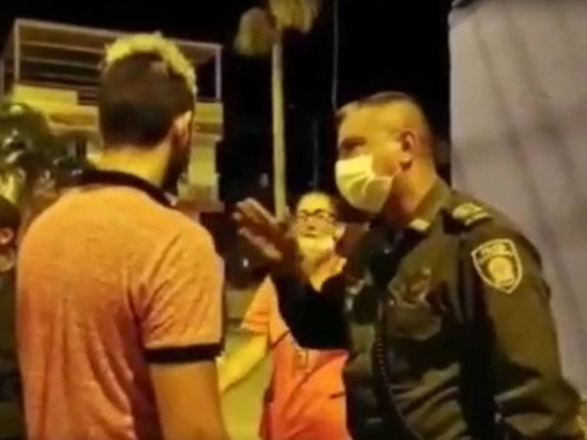 ¡Respete a su mamá! El regaño de un policía a un menor infractor
