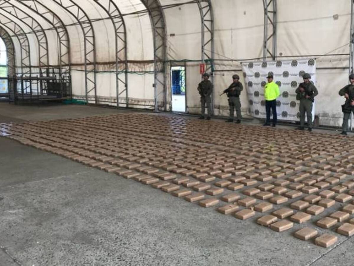 La Policía descubre dos caletas con 960 kilos de cocaína en Tumaco, Nariño