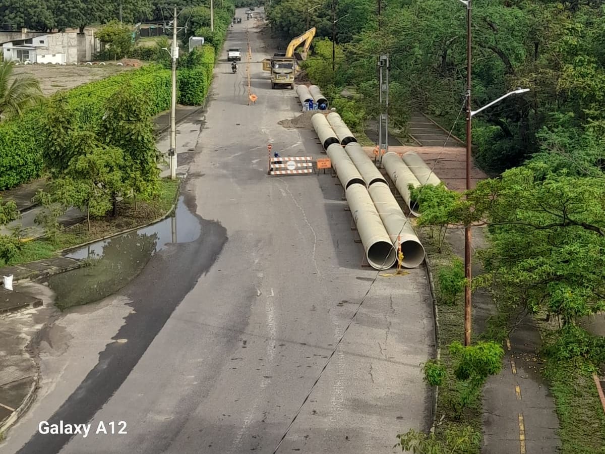 Avanzan obras de alcantarillado sobre la Avenida del Río
