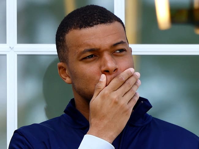 Clairefontaine-en-yvelines (France), 03/06/2024.- French soccer player Kylian Mbappe waits for the arrival of French President Emmanuel Macron for a lunch at their training camp ahead of the UEFA Euro 2024, in Clairefontaine-en-Yvelines, France, 03 June 2024. (Francia) EFE/EPA/SARAH MEYSSONNIER / POOL MAXPPP OUT