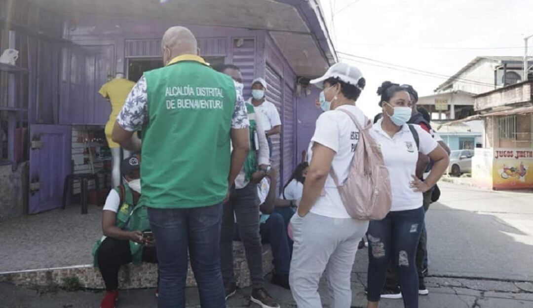 Personal haciendo verificación en la comuna 7