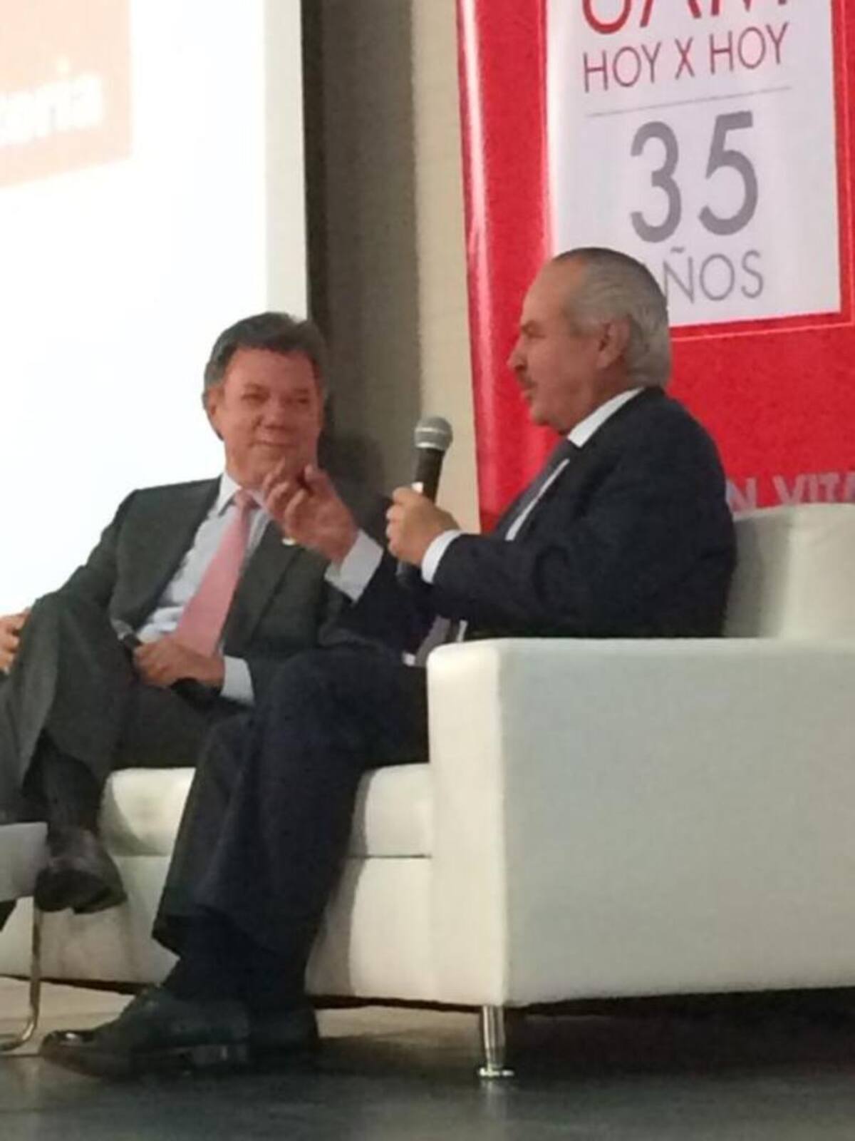 El lanzamiento, contó con la presencia del presidente Juan Manuel Santos y también del equipo del programa 6am de Caracol Radio.