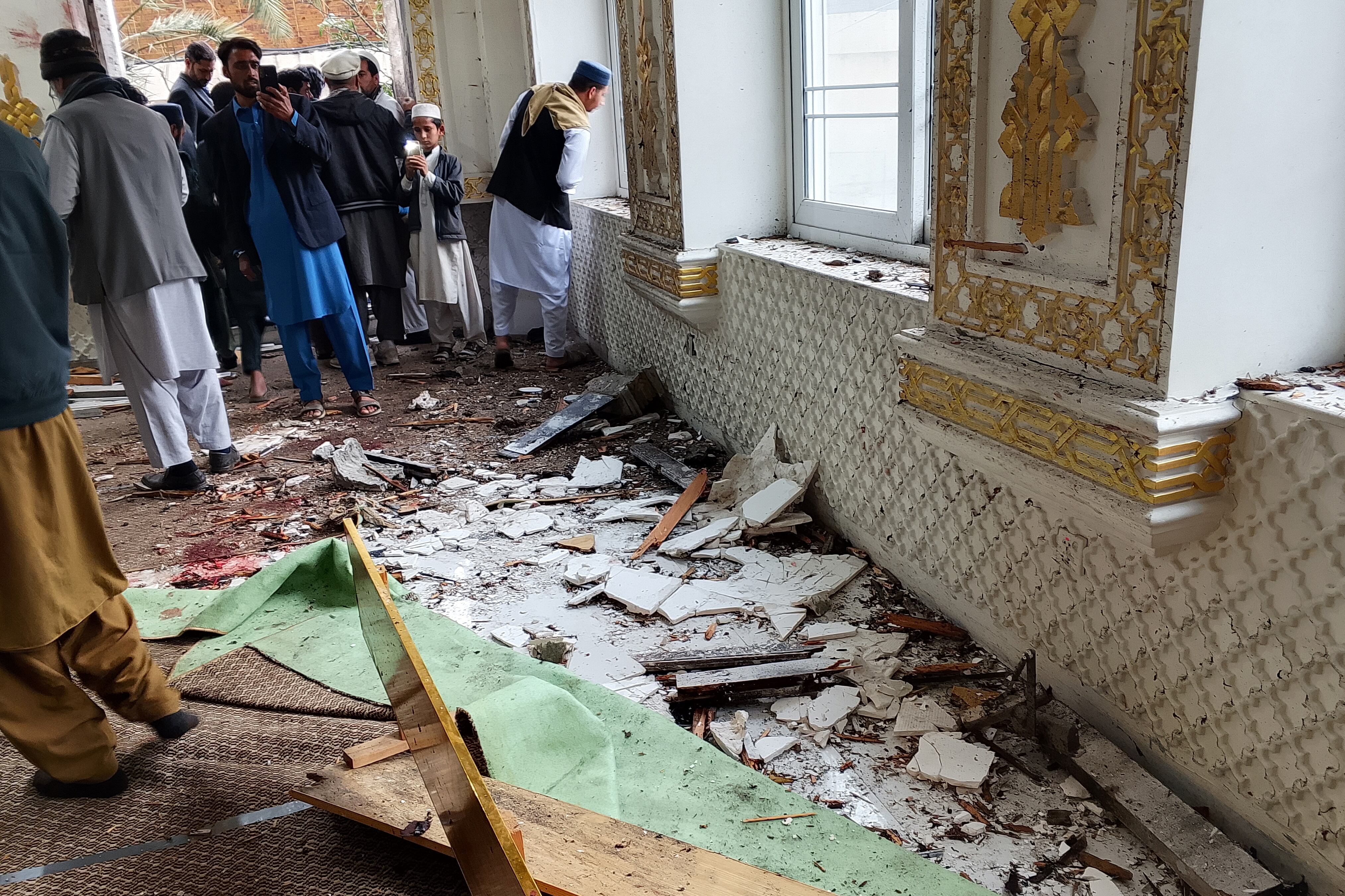 NOWSHERA (Pakistan), 28/02/2025.- People survey the scene after a suicide bomb blast at the Darul Uloom Haqqania seminary in Akora Khattak, Nowshera district, Khyber-Pakhtunkhwa province, Pakistan, 28 February 2025. A suicide bombing at the Islamic seminary killed at least four people, including Maulana Hamidul Haq Haqqani, the chief of Jamiat Ulema-e-Islam-Sami (JUI-S), following Friday prayers, the police said. The seminary, founded by Maulana Samiul Haq, known as the 'spiritual father of the Taliban', has been a prominent institution for religious education, attracting students from across Pakistan and beyond. EFE/EPA/BILAWAL ARBAB