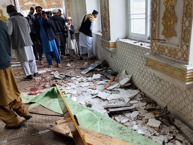 NOWSHERA (Pakistan), 28/02/2025.- People survey the scene after a suicide bomb blast at the Darul Uloom Haqqania seminary in Akora Khattak, Nowshera district, Khyber-Pakhtunkhwa province, Pakistan, 28 February 2025. A suicide bombing at the Islamic seminary killed at least four people, including Maulana Hamidul Haq Haqqani, the chief of Jamiat Ulema-e-Islam-Sami (JUI-S), following Friday prayers, the police said. The seminary, founded by Maulana Samiul Haq, known as the 'spiritual father of the Taliban', has been a prominent institution for religious education, attracting students from across Pakistan and beyond. EFE/EPA/BILAWAL ARBAB