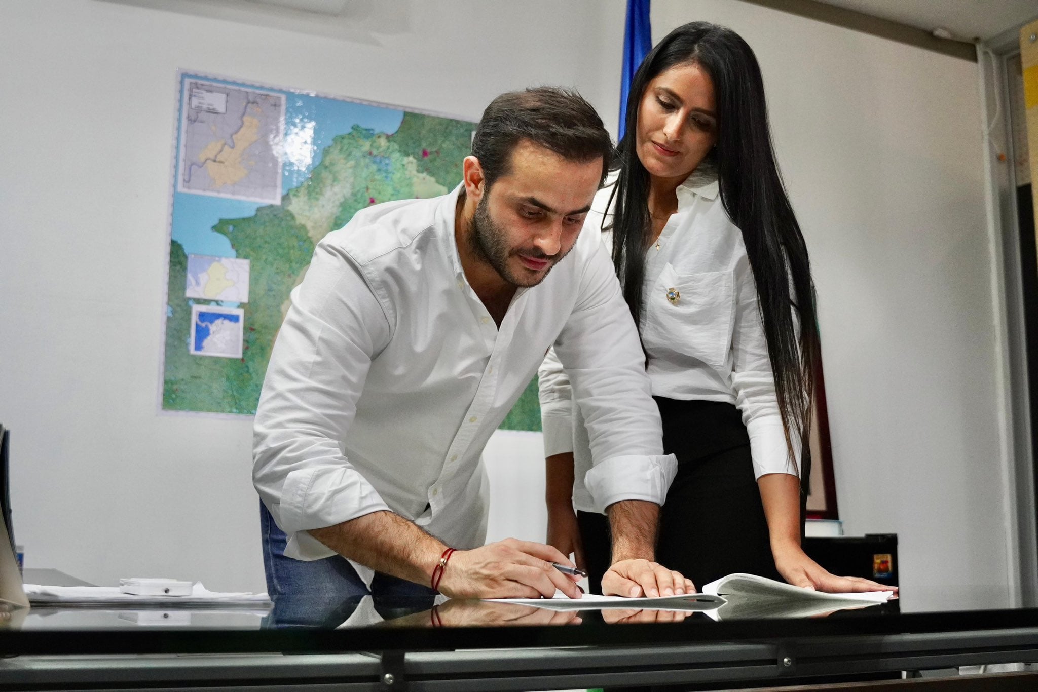 El gobernador Erasmo Zuleta firma la designación de Camila Zúñiga Perea.