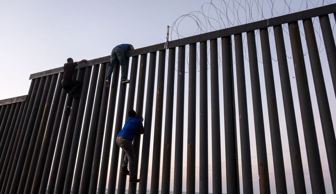 Nuevos segmentos del muro fronterizo de Trump provocan más heridos