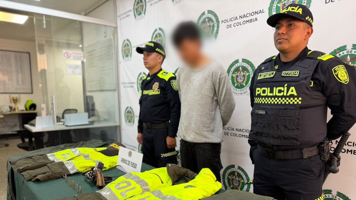 Capturan en Bosa a extranjero con uniforme exclusivo de la institución y un revólver
