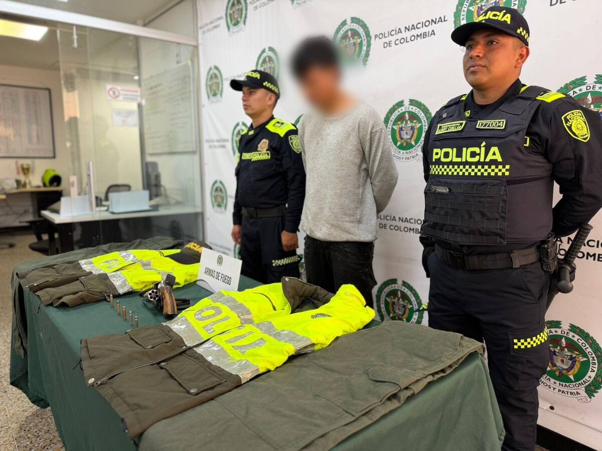 Capturan en Bosa a extranjero con uniforme exclusivo de la institución y un revólver