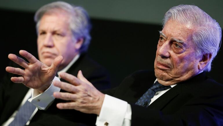 Mario Vargas Llosa con Luis Almagro en la Casa de América en Madrid.