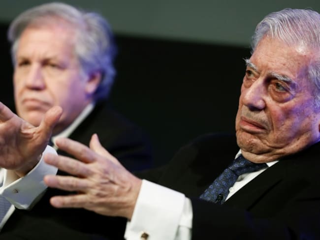 Mario Vargas Llosa con Luis Almagro en la Casa de América en Madrid.