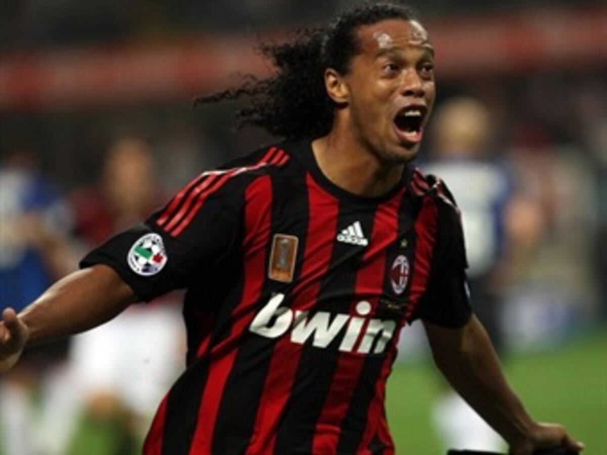 Ronaldinho seguirá en AC Milan hasta 2011
