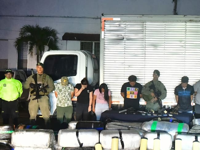 Judicializados presuntos responsables de almacenar seis toneladas de marihuana en finca de Girardota. Foto: Fiscalía General de la Nación.