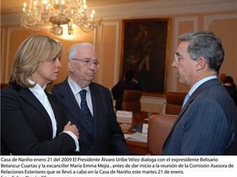 Ex presidente Belisario Betancur, ex canciller Maria Emma Mejía y presidente Álvaro Uribe Vélez minutos antes de la reunión de la Comisión Internacional de Relaciones Exteriores del 21 de enero de 2009. Foto de Felipe Pinzón. Cortesía de Presidencia.gov