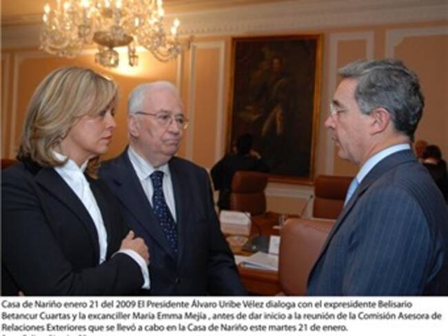 Ex presidente Belisario Betancur, ex canciller Maria Emma Mejía y presidente Álvaro Uribe Vélez minutos antes de la reunión de la Comisión Internacional de Relaciones Exteriores del 21 de enero de 2009. Foto de Felipe Pinzón. Cortesía de Presidencia.gov