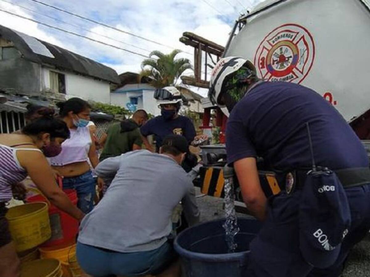 Montenegro sin agua, con carros cisterna suministran líquido a la población
