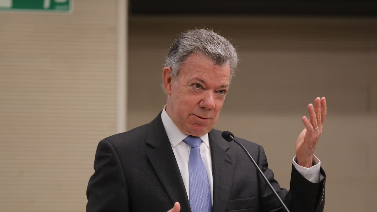 La razón por la que Juan Manuel Santos no logró abordar avión hacia Colombia