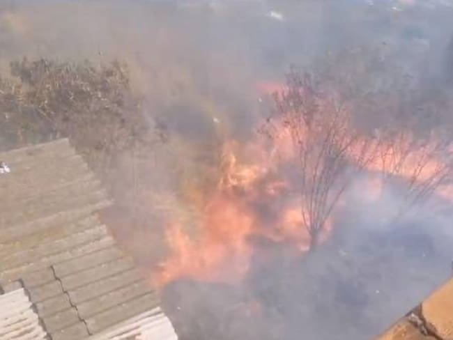 Bomberos atienden 5 incendios forestales en el área metropolitana