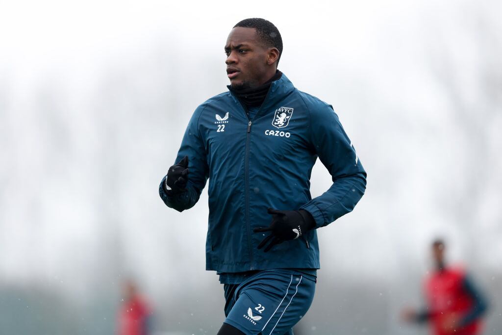 Jhon Duran durante una sesión de entrenamiento con el Aston Villa (Photo by Neville Williams/Aston Villa FC via Getty Images)