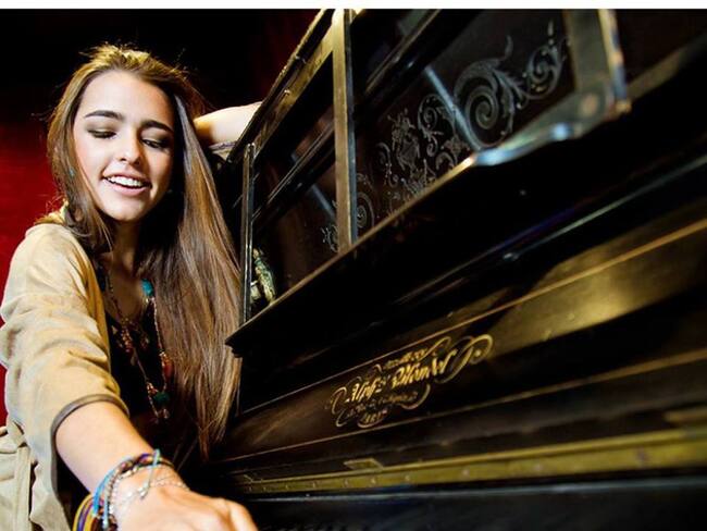 Lucy Vives además de sobresalir por su belleza en el modelaje ha sorprendido con el talento para la música que heredó.