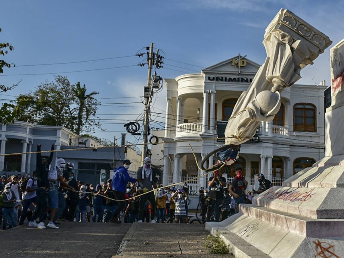¿Qué tan válido es tumbar monumentos como parte de las protestas?