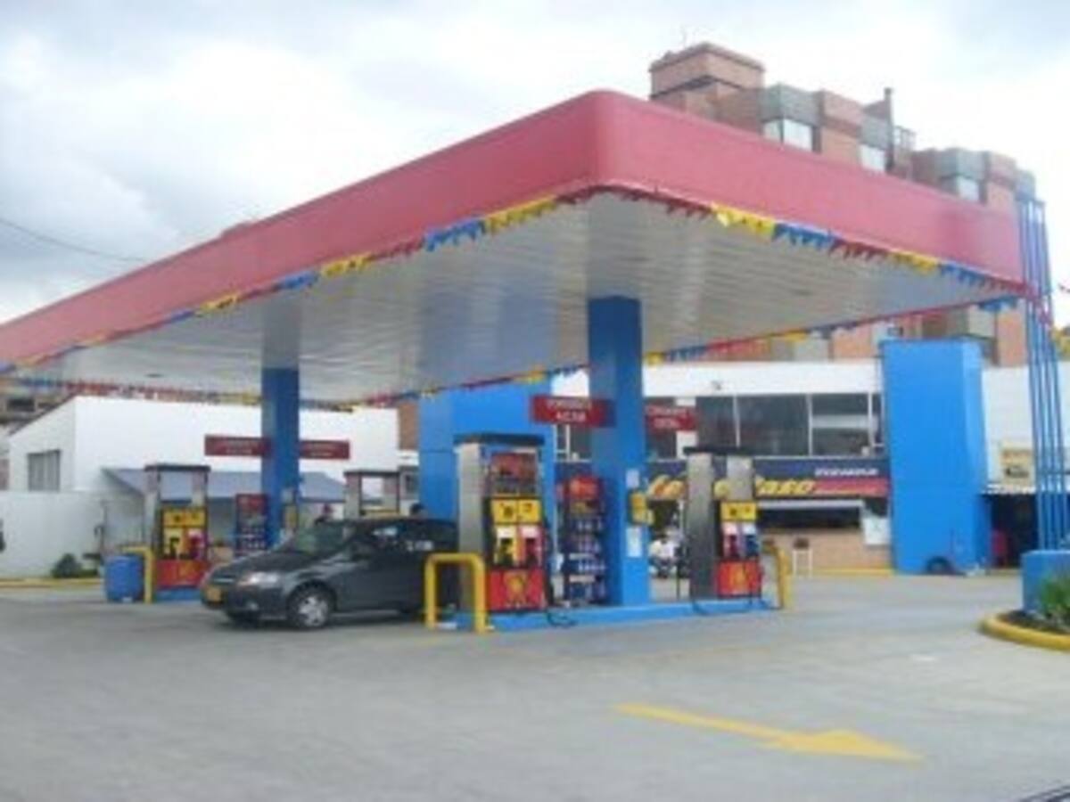 Sancionan con $1.200 millones a 11 estaciones que no redujeron precios de la gasolina