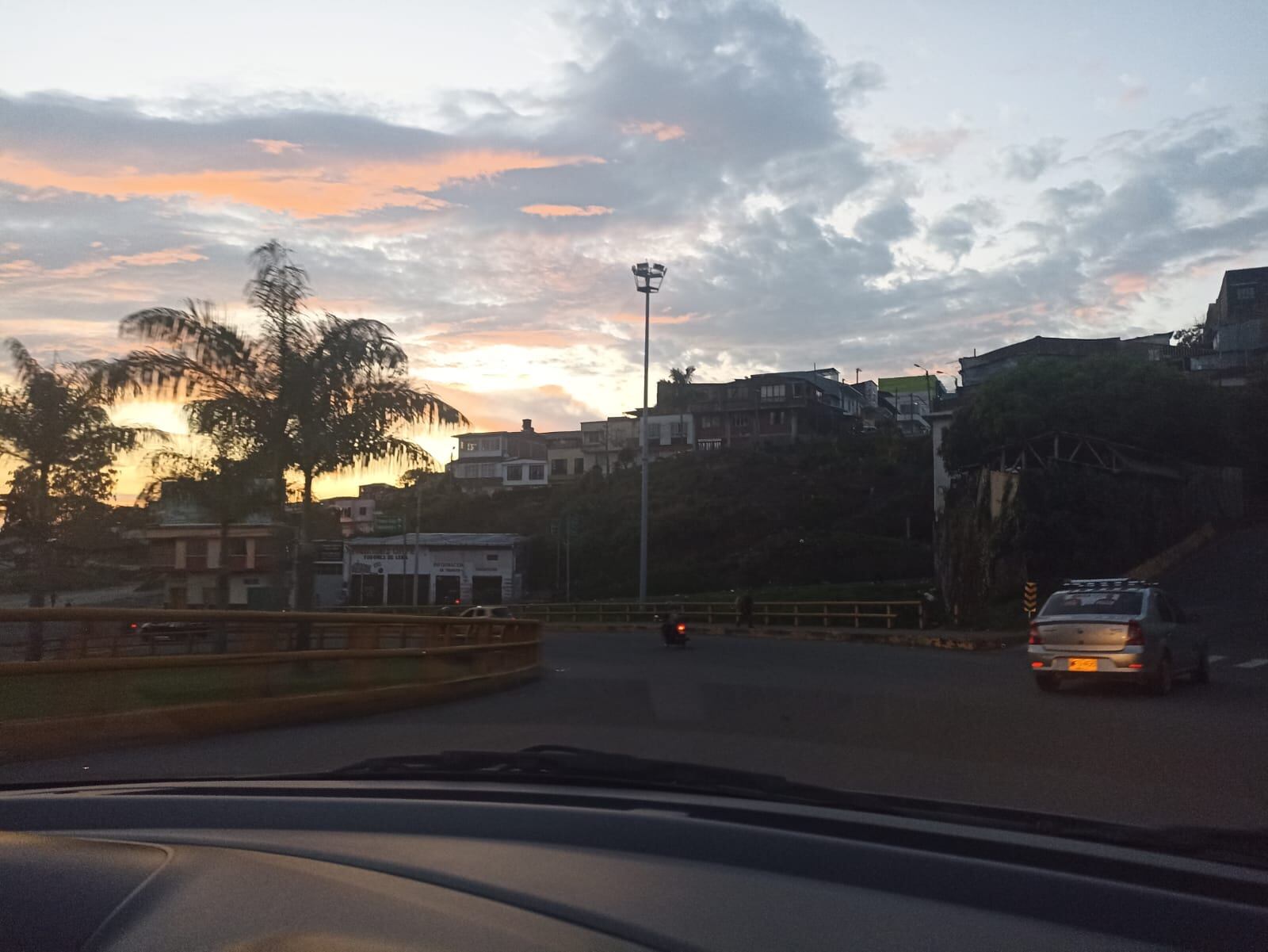 Hermosos atardeceres en Armenia en días de sol. Foto Adrián Trejos