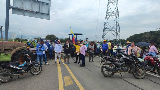 Han bloqueado las vías con maquinaria, tractores. Foto Caracol Radio
