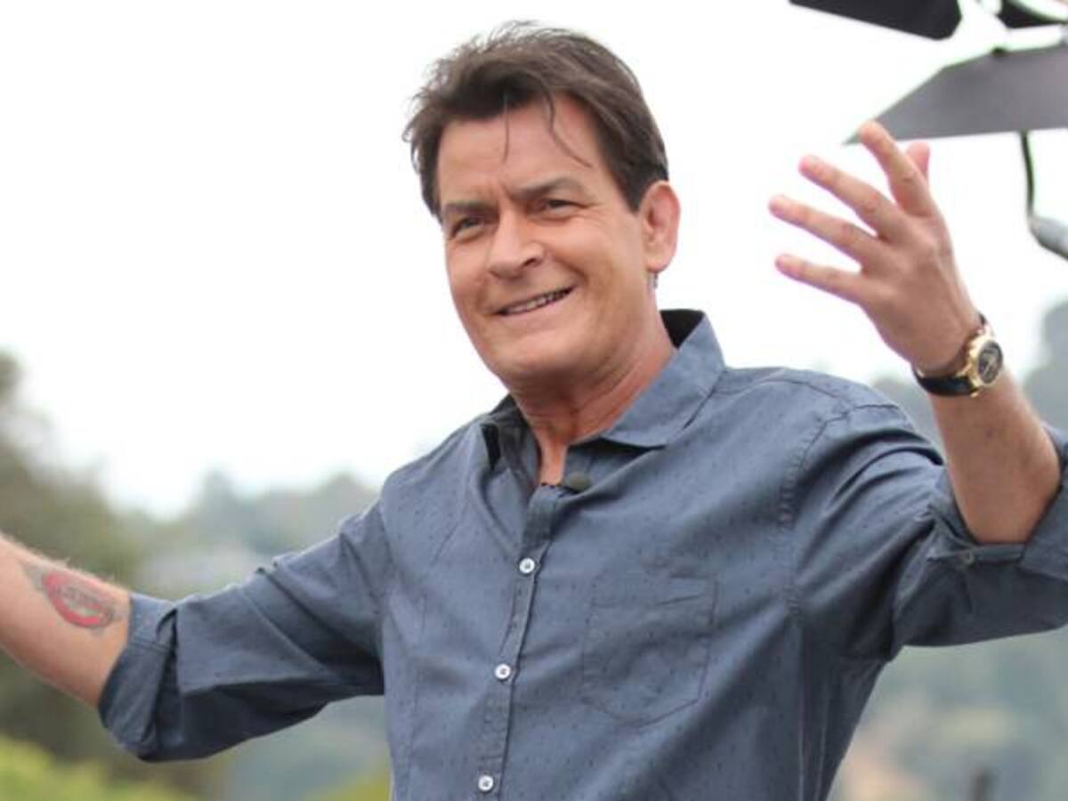 Charlie Sheen retoma su tratamiento convencional para el VIH