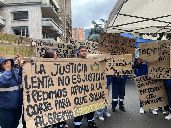 Recicladores protestan frente a la Corte Constitucional. Foto: Caracol Radio.