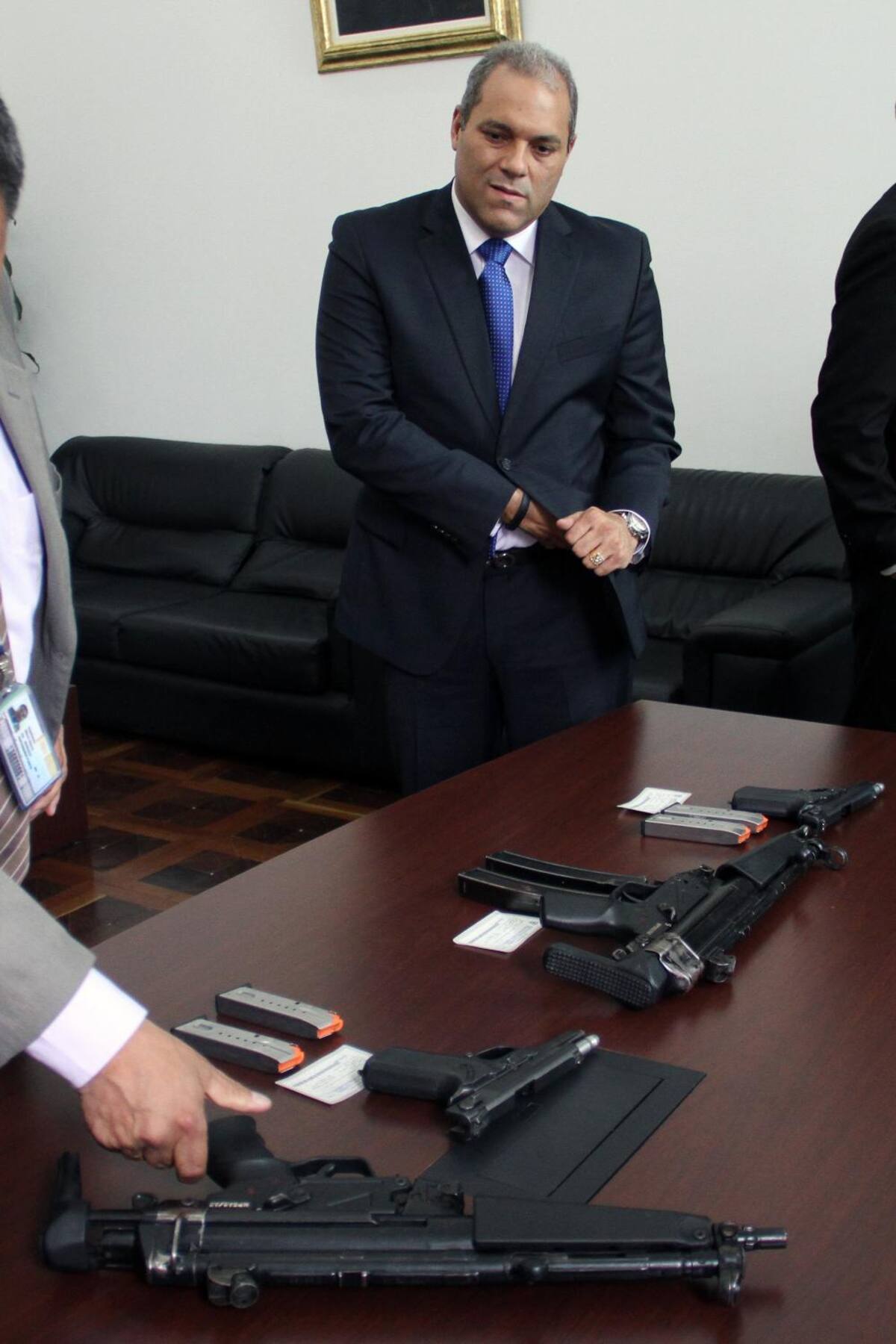 Sorprendió el abultado número de armas de corto y largo alcance que tenía en su poder José David Name quien además pidió desarme e invito a sus colegas a imitar este acto.