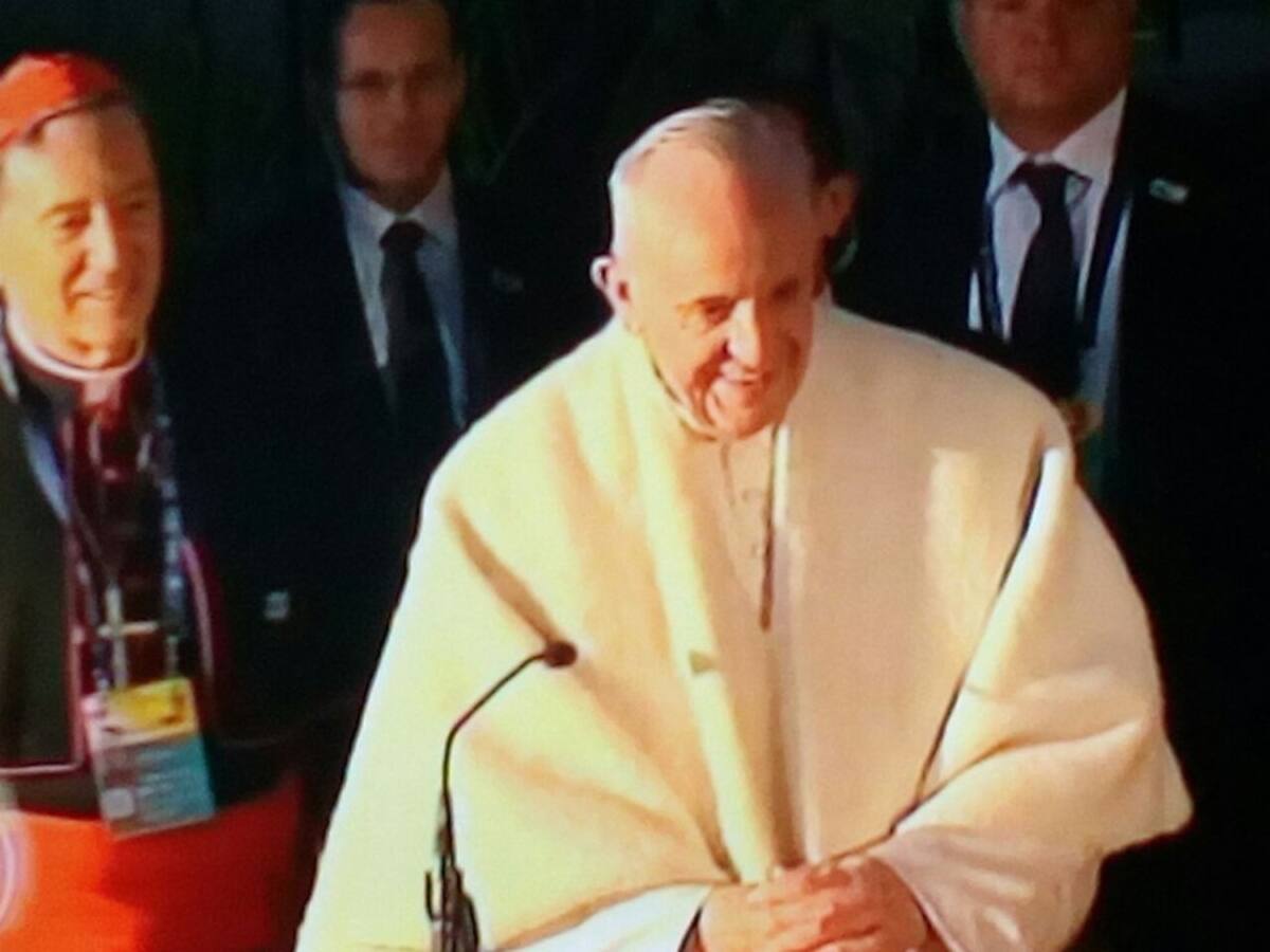 Su santidad el papa Francisco conmovió a colombianos al vestir la prenda típica del departamento de Boyacá.