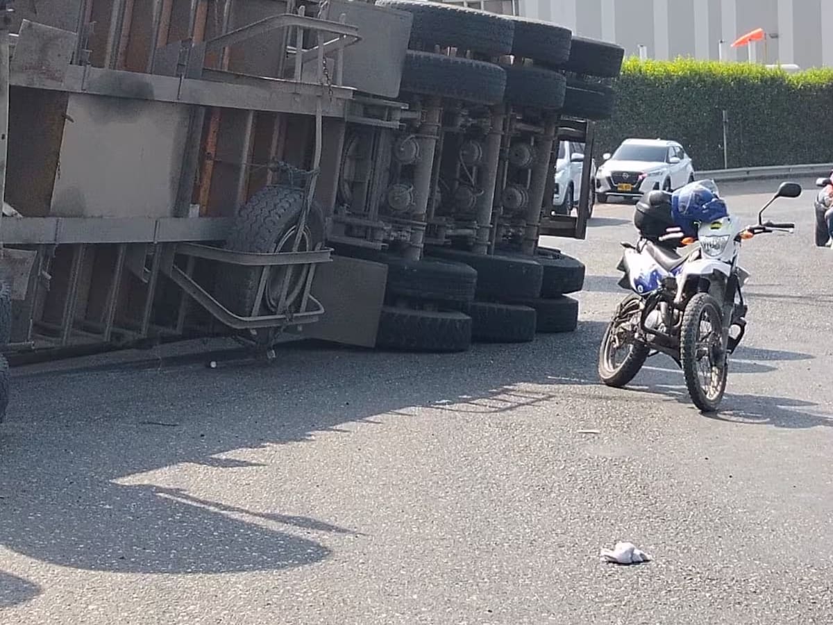 Accidente de tractomula en el Corredor de Carga deja un lesionado