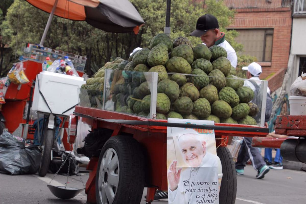 Frutas y pancartas alusivas del sumo pontífice en los alrededores del Simón Bolívar 