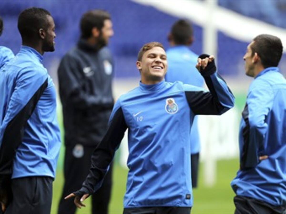 Jugadores de Porto se divierten mientras entrenan antes de enfrentar al Atlético