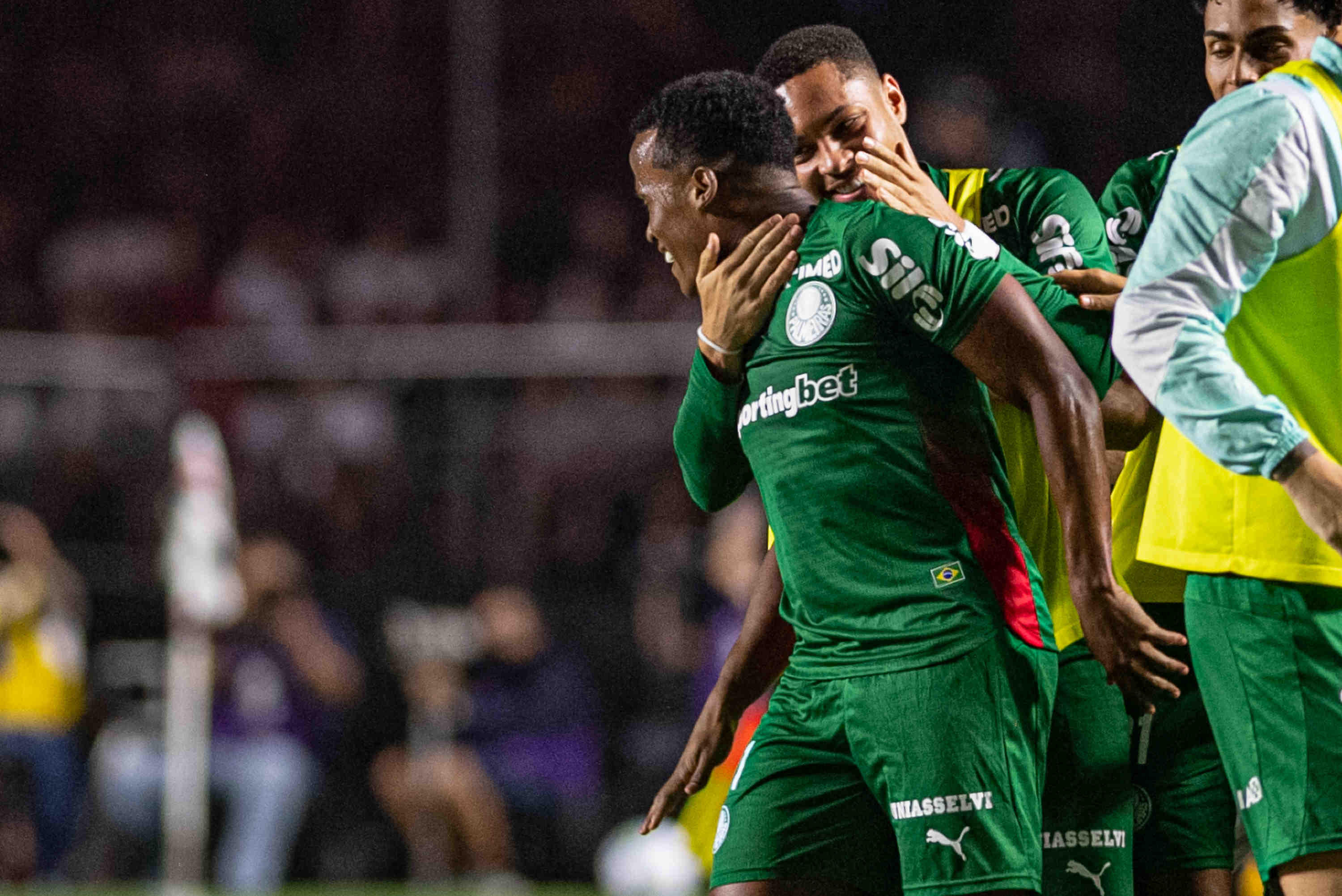 SAO PAULO, BRAZIL - MARCH 21: Jhon Arias of Palmeiras celebrates with teammates after scoring the team's first goal during a Brasileirao 2026 match between Sao Paulo and Palmeiras at MorumBIS Stadium on March 21, 2026 in Sao Paulo, Brazil. (Photo by Riquelve Nata/Sports Press Photo/Getty Images)