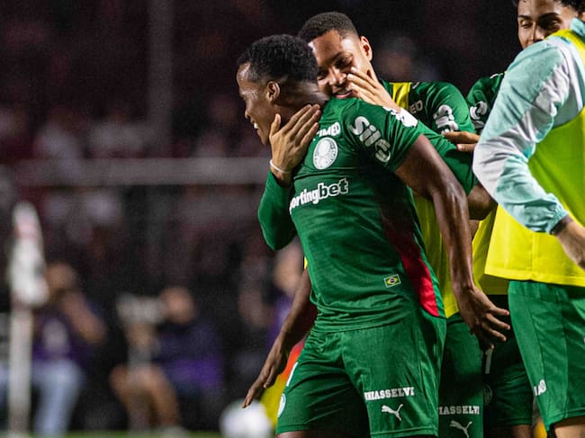 SAO PAULO, BRAZIL - MARCH 21: Jhon Arias of Palmeiras celebrates with teammates after scoring the team's first goal during a Brasileirao 2026 match between Sao Paulo and Palmeiras at MorumBIS Stadium on March 21, 2026 in Sao Paulo, Brazil. (Photo by Riquelve Nata/Sports Press Photo/Getty Images)