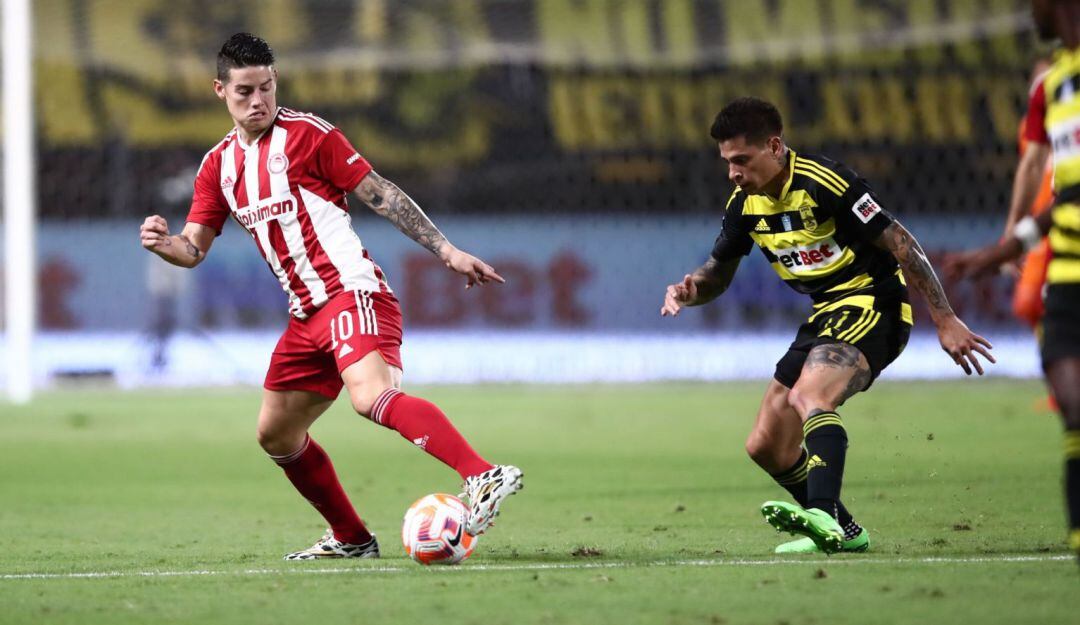 James Rodríguez en su debut con el Olympiacos, bajo la dirección de Carlos Corberán.