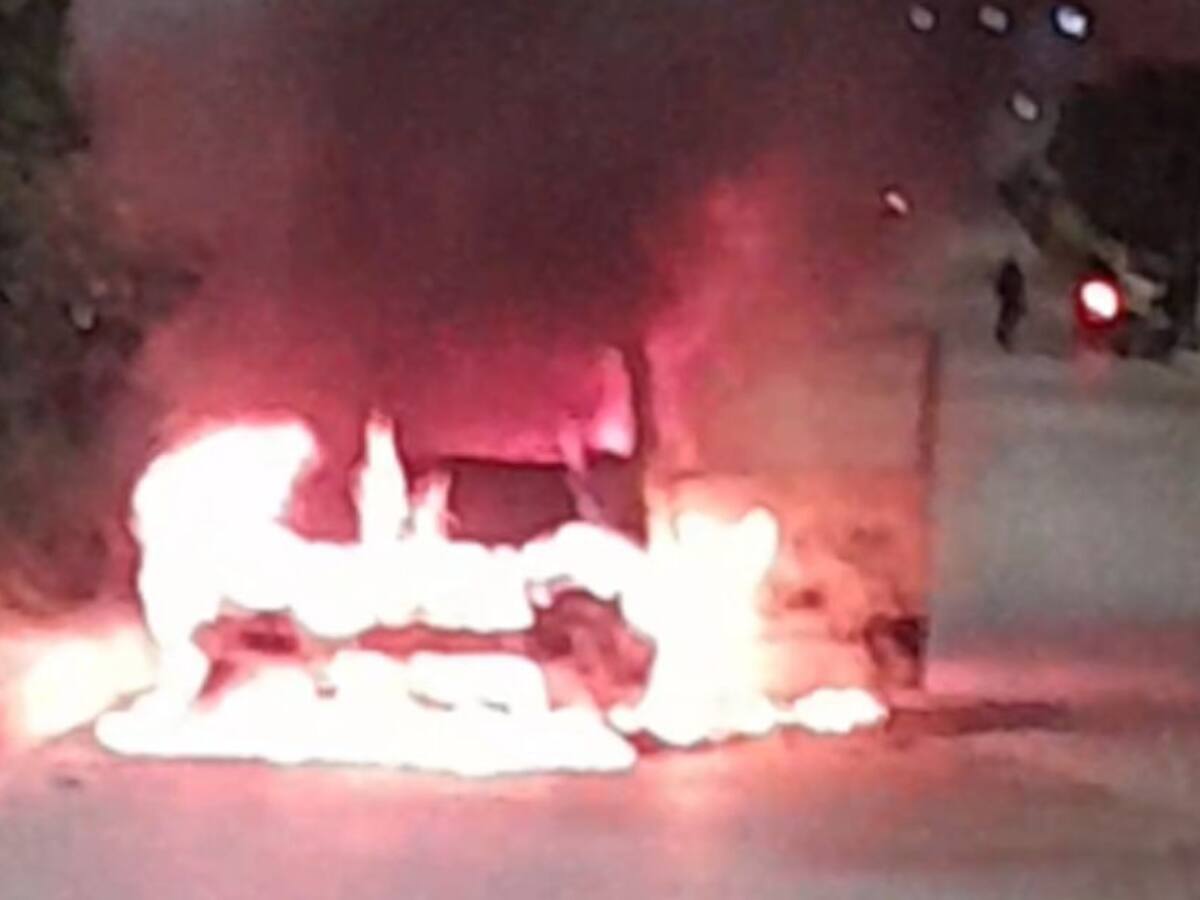 Indagan si incendio de taxi en Cartagena tendría relación con paro armado