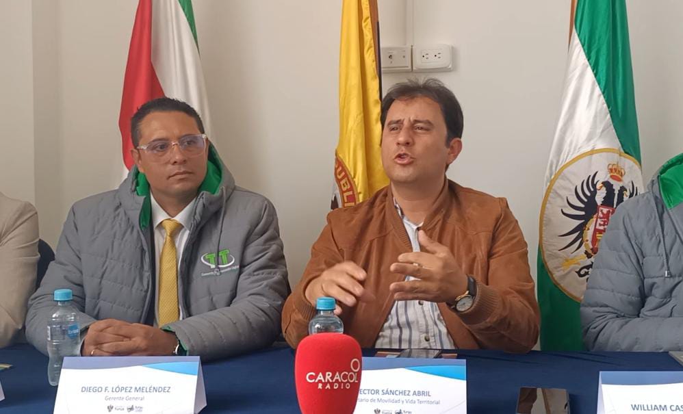 A la izquierda: Diego López, gerente del Consorcio Transformación Digital Tránsito Tunja 2023; a la derecha: secretario de Movilidad y Vida de Tunja, Héctor Sánchez