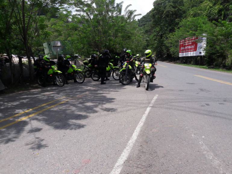 Las autoridades se enfrentan a las comunidades indígenas que tienen bloqueada la vía Panamericana en Caldas.